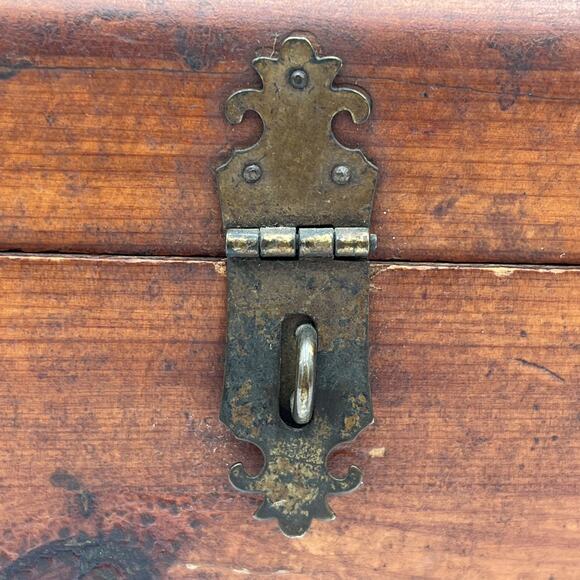 Peterson Brothers MPRS 165-171 N. Elizabeth Chicago, IL-Wooden Cedar Chest - Picture 4 of 16